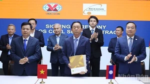 La Compañía de Importación y Exportación de Carbón y la Compañía Comercializadora de Carbón del Norte firman un contrato de compra-venta de carbón con la empresa de energía de Xekong. (Foto: Nhan Dan)