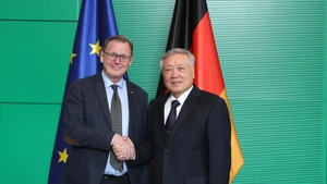 El viceprimer ministro permanente de Vietnam, Nguyen Hoa Binh (derecha), y el vicepresidente del Parlamento Federal de Alemania, Bodo Ramelow. (Foto: VNA)