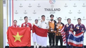 El dúo vietnamita Trinh Thu Vinh y Pham Quang Huy obtiene la medalla de plata en la prueba de pistola de aire a 10 metros por equipos mixtos. (Foto: VNA)