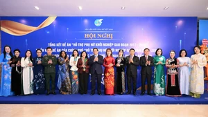 El primer ministro de Vietnam, Pham Minh Chinh, y delegados a la conferencia.