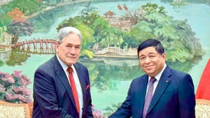 El viceprimer ministro Nguyen Chi Dung (derecha) recibe al ministro de Asuntos Exteriores de Nueva Zelanda, Winston Peters. (Foto: VGP)