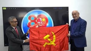 El embajador de Vietnam en Israel, Ly Duc Trung, entrega una bandera del Partido Comunista de Vietnam a Issam Makhoul, presidente del Hadash. (Foto: VNA)