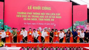 El secretario general del Partido Comunista de Vietnam, To Lam, y delegados realizan el ritual de inicios de construcción. (Foto: Nhan Dan)
