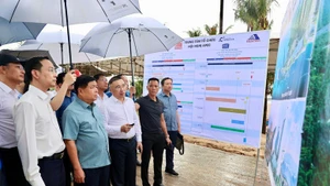 El vice primer ministro vietnamita Nguyen Chi Dung (de camisa celeste oscuro) inspecciona el sitio de construcción de obras al servicio de la Semana de Líderes APEC 2027. (Fotografía: VGP)
