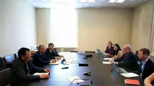 La delegación vietnamita sostiene una reunión con la parte estadounidense. (Fotografía: VNA)
