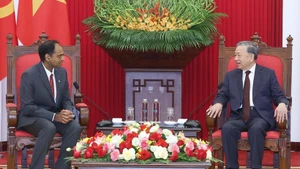 El secretario general del Partido Comunista de Vietnam, To Lam, recibe a Sandeep Bharathi, presidente del grupo tecnológico Marvell de Estados Unidos. (Foto: VNA)