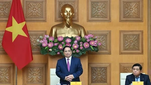 El primer ministro de Vietnam, Pham Minh Chinh, interviene en la reunión.