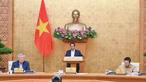 [Foto] Premier vietnamita preside reunión gubernamental de junio