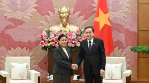 El presidente de la Asamblea Nacional de Vietnam, Tran Thanh Man, recibe a la titular del Tribunal Popular Supremo de Laos, Viengthong Siphandon. (Foto: Nhan Dan)