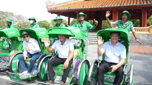 La ciudad de Hue se ha convertido en el primer territorio vietnamita en poner en marcha el servicio “Grab Xich lo”. (Foto: VNA)