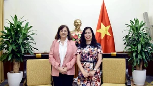 La viceministra de Relaciones Exteriores vietnamita Le Thi Thu Hang (derecha) recibe a Paola Pampaloni, subdirectora general para Asia y el Pacífico del SEAE. (Foto: baoquocte.vn)