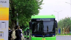 Autobuses eléctricos en Hanói. (Foto: VNA)