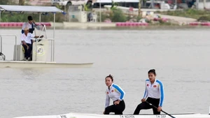 Las deportistas vietnamitas Nguyen Thi Huong y Diep Thi Huong logran la primera medalla de oro para Vietnam en los SEA Games 33. (Foto: VNA)