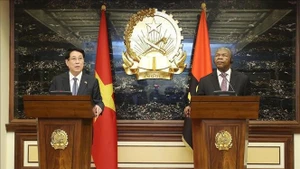 El presidente de Vietnam, Luong Cuong, y su homólogo de Angola, João Manuel Gonçalves Lourenço, en la conferencia de prensa. (Foto: VNA)