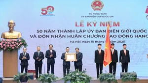 El primer ministro de Vietnam, Pham Minh Chinh, entrega la Orden del Trabajo de primera clase al Comité Nacional de Fronteras. (Foto: Nhan Dan)