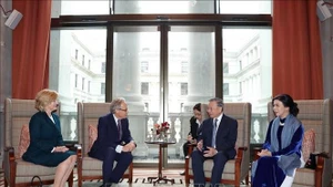 El secretario general del Partido Comunista de Vietnam, To Lam, y su cónyuge Ngo Phuong Ly reciben al duque de Richmond, Charles Henry Gordon-Lennoxy, y su esposa. (Foto: VNA)