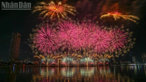 Actuación del equipo vietnamita Z121 Vina Pyrotech en la final del concurso. (Foto: Nhan Dan)