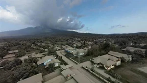 Erupción del monte Lewotobi Laki-Laki en el este de Indonesia. (Fotografía: Xinhua/VNA)