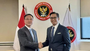 El teniente general Pham The Tung, viceministro de Seguridad Pública de Vietnam (izquierda), y Andhika Chrisnayudhanto, subdirector de la Agencia Nacional Antiterrorista de Indonesia. (Fotografía: VNA)