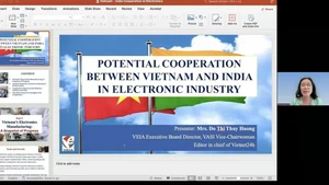 Do Thi Thuy Huong, miembro del Comité Ejecutivo de la Asociación de Industrias Electrónicas de Vietnam, habla en el evento. (Fotografía: VNA)