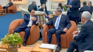 El primer ministro de Vietnam, Pham Minh Chinh (izquierda), se reúne con su par chino, Li Qiang, en el marco de la Cumbre ampliada de los BRICS 2025, en Río de Janeiro. (Fotografía: VGP)