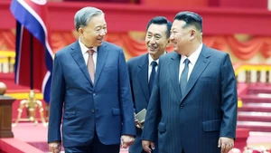 El secretario general del Partido del Trabajo de Corea y presidente de la Comisión de Asuntos Estatales del país anfitrión, Kim Jong Un, recibe al secretario general del Partido Comunista de Vietnam, To Lam. (Foto: VNA)