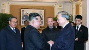 El secretario general del Partido Comunista de Vietnam, To Lam, y el secretario general del Partido del Trabajo de Corea y presidente de la Comisión de Asuntos Estatales del país anfitrión, Kim Jong Un.