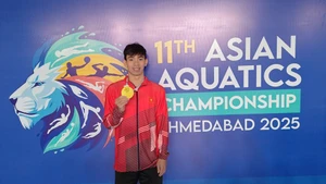 El nadador Nguyen Huy Hoang y su primera medalla de oro en un campeonato asiático. (Foto: thethaovanhoa.vn)