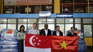 Representantes del Ministerio de Agricultura y Medio Ambiente de Vietnam reciben el envío de ayuda en el Aeropuerto Internacional de Noi Bai. (Foto: congthuong.vn)