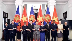 El miembro del Secretariado del Comité Central del Partido Comunista y ministro interino de Relaciones Exteriores de Vietnam, Le Hoai Trung, recibe a los embajadores y encargados de negocios de los países miembros de la Asean y de Timor Oriental en Hanói. (Foto: VNA)
