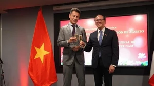 El embajador de Vietnam en Chile, Nguyen Viet Cuong, y el subsecretario interino de Relaciones Exteriores de Chile, Rodrigo Olsen Olivares, en el evento. (Foto: Embajada de Vietnam en Chile)