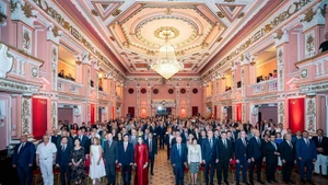 Los delegados e invitados realizan la ceremonia de izamiento de la bandera en el evento. (Foto: VNA)