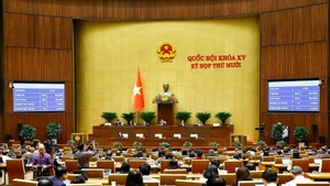 La Asamblea Nacional de Vietnam aprueba la Ley de Gestión Tributaria (modificada) con la mayoría de votos a favor. (Foto: VNA)