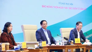 El primer ministro Pham Minh Chinh (centro) habla en el evento. (Foto: VNA)