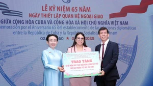 Ariadne Feo Labrada, cónsul general de Cuba, (centro) recibe apoyo de Ciudad Ho Chi Minh. (Foto: VNA)