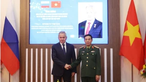 El ministro vietnamita de Defensa, Phan Van Giang (derecha), se reúne con Sergei Shoigu, secretario del Consejo de Seguridad de Rusia. (Foto: VNA)