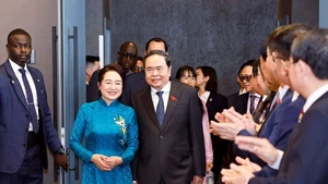 El presidente de la Asamblea Nacional de Vietnam, Tran Thanh Man, y su esposa se reúnen con miembros de la comunidad vietnamita en Senegal. (Foto: VNA)