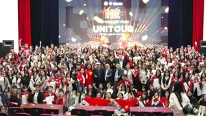 Asistentes a la segunda proyección del documental “La Patria en el corazón”. (Foto: Nhan Dan)