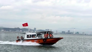 Embarcaciones del Alto Mando Militar de la provincia de Quang Ninh patrullan en la bahía de Ha Long. (Foto: VNA)