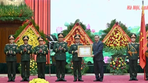 El secretario general del Partido Comunista de Vietnam, To Lam, entrega el título “Héroe de las Fuerzas Armadas Populares” al Estado Mayor General del Ejército Popular de Vietnam.