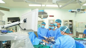 Médicos realizan un trasplante de hígado a un paciente. (Foto: VNA)