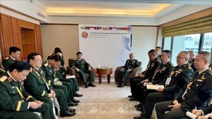 El teniente general Nguyen Van Nghia, subjefe del Estado Mayor General del Ejército Popular de Vietnam, se reúne con representantes de Tailandia en el marco de la ACAMM-26. (Foto: VNA)