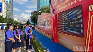 Escena de la exposición en la calle peatonal de Nguyen Hue. (Foto: Nhan Dan)