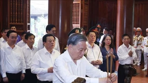 El secretario general del Partido Comunista de Vietnam, To Lam, rinde homenaje al Presidente Ho Chi Minh. (Foto: VNA)