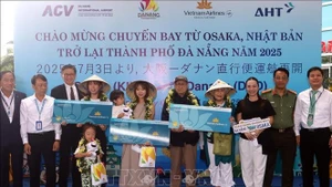 Primeros viajeros procedentes de Osaka tras la reanudación de la ruta directa entre esa urbe japonesa y la ciudad vietnamita de Da Nang. (Fotografía: VNA)