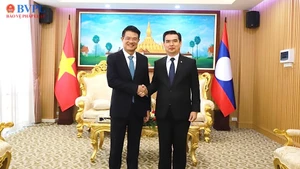 El presidente de la Fiscalía Popular Suprema de Vietnam, Nguyen Huy Tien, y su homólogo laosiano, Xaysana Khotphouthone. (Foto: baovephapluat.vn)