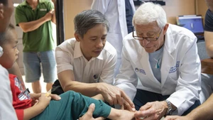[Foto] Médicos vietnamitas y foráneos atienden gratis a personas necesitadas en Yen Bai