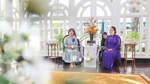 Nguyen Thi Thanh Nga, cónyuge del presidente de la Asamblea Nacional de Vietnam, Tran Thanh Man, y Shin Kyunghye, cónyuge del presidente de la Asamblea Nacional de Corea del Sur, Woo Won Shik, en la actividad.