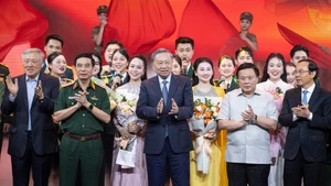 [Foto] Líder del PCV asiste a programa artístico por decenio de aprendizaje del pensamiento de Ho Chi Minh