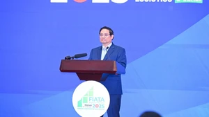 El primer ministro de Vietnam, Pham Minh Chinh, interviene en el Congreso Mundial 2025 de la Federación Internacional de Asociaciones de Agentes de Transporte (Fiata). (Foto: Nhan Dan)